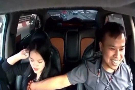 Xe ôm bóp vếu em gái xinh