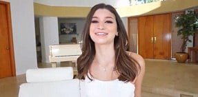 Brooke Monk đụ em mẫu body bốc lửa