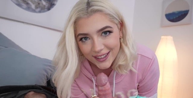 Chếch bài cô hàng xóm xinh đẹp