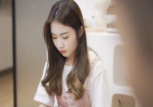 Bé gái mới trưởng thành bị ông nội địt