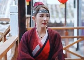 Học sinh xấu hổ bị gã ngứa mắt quay quạnh